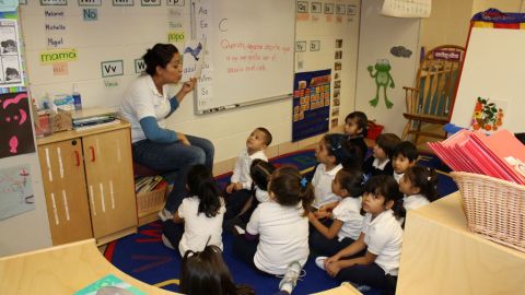 La escuela Edwards, en el suroeste de Chicago es una de las más reconocidas por su programa de educación bilingüe.