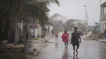 La tormenta tropical Ernesto ya golpeó ayer la Península de Yucatán, sin causar víctimas.