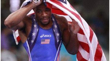El estadounidense Jordan Ernest Burroughs celebra tras ganar la medalla de oro.