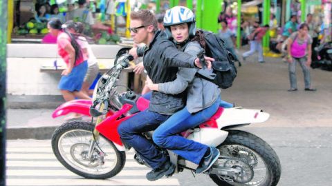 Jeremy Renner y Rachel Weisz en 'The Bourne Legacy', que se estrena hoy.