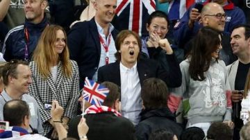 Paul McCartney en el Estado Olímpico con su hija Stella y su esposa Nancy Shevell.