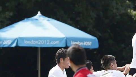 Parte de la selección mexicana parece practicar hoy lo que hará cuando conquiste el oro mañana frente a Brasil.