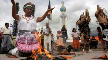 Ritual de un grupo náhuatl realizado ayer en la Plaza de las Américas, en San Salvador.