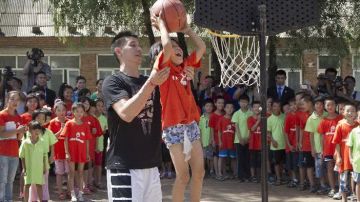 Jeremy Lin comparte con un grupo de niños en Beijing.