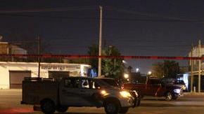 Policías y expertos forenses recogían información  en el sitio donde 5 personas, entre ellos un menor de 15 años, fueron asesinadas.