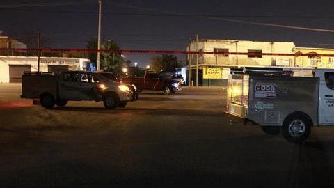 Policías y expertos forenses recogían información  en el sitio donde 5 personas, entre ellos un menor de 15 años, fueron asesinadas.