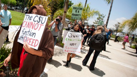 El aumento a las colegiaturas hace que los estudiantes no puedan tomar todas las clases que necesitan.