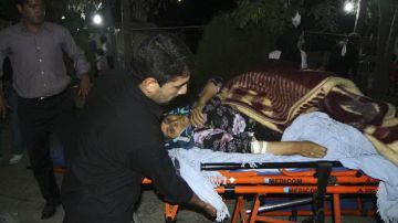 Una mujer herida por el terremoto es trasladada de emergencia al hospital.
