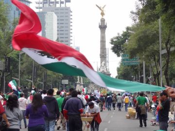 Mexicanos caminan hacia Ángel de La Independencia para celebrar el triunfo del "Tri".