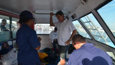 El presidente del Movimiento Democracia, Ramón Saúl Sánchez, habla con la Guardia Costera estadounidense, ayer,  antes de zarpar.