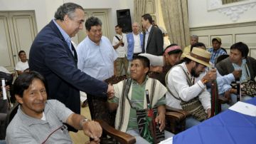 El ministro del Interior, Federico Rengifo (2, izq.), durante una reunión con líderes indígenas del norte del Cauca.