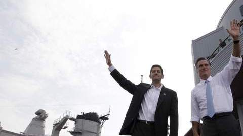 El candidato presidencial republicano, Mitt Romney (d) presenta a Paul Ryan (i) como su candidato a la vicepresidencia.