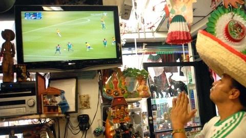 El chino-mexicano Salvador Horuichi estuvo rezando a la virgen de la Guadalupe hasta el último segundo del partido.