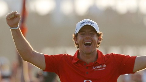 Rory McIlroy celebra eufórico al completar su hazaña.