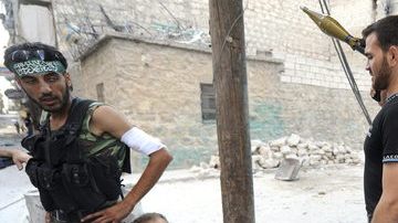 Rebeldes sirios vigilan su posición durante la lucha contra los seguidores de Bachar al Asad, en Alepo (Siria), ayer.