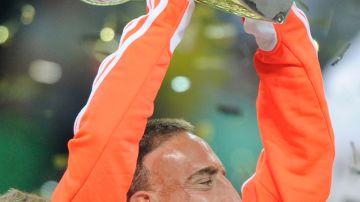 Franck Ribery goleador del Bayern levanta orgulloso el trofeo de campeón.