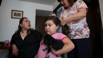 Elizabeth Sucilla (der.), que vive en el D.F., peina a su hija Anghella Torres, de cuatro años, que pesa 66 libras (30 kilos), el doble de los que debería.