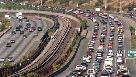 Tránsito alrededor del túnel Caldecott.