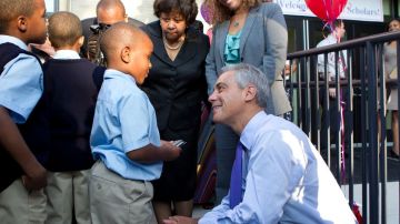 El Alcalde de Chicago saluda a niños que empezaron las clases más temprano que otros, en el vecindario de Auburn Gresham.