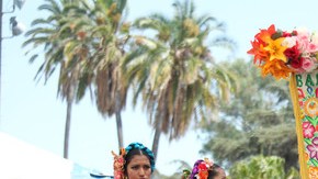 Uno de varios de los grupos de danzantes que participaron ayer en la Guelaguetza ORO en Lincoln Park.