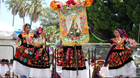 Uno de varios de los grupos de danzantes que participaron ayer en la Guelaguetza ORO en Lincoln Park.
