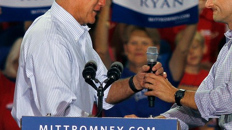 El virtual candidato presidencial Mitt Romney le cede el micrófno a su compañero de fórmula Paul Ryan, en el NASCAR Technical Institute, en Mooresville, Carolina del Norte, ayer.