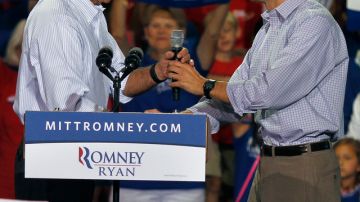 El virtual candidato presidencial Mitt Romney le cede el micrófno a su compañero de fórmula Paul Ryan, en el NASCAR Technical Institute, en Mooresville, Carolina del Norte, ayer.