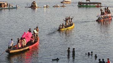 Embarcaciones alegóricas a la región Amazónica participan en la celebración.