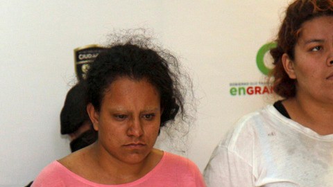 María del Carmen Ríos García izq y su hermana Yesenia Mayela Maciel fueron detenidas en Toluca.