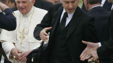 En esta foto de archivo se ve al mayordomo Paolo Gabriele cargando las maletas durante un viaje del Papa.