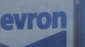 Newsome cree que detrás de los altos precios de gasolina puede haber publicidad engañosa.