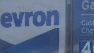 Newsome cree que detrás de los altos precios de gasolina puede haber publicidad engañosa.