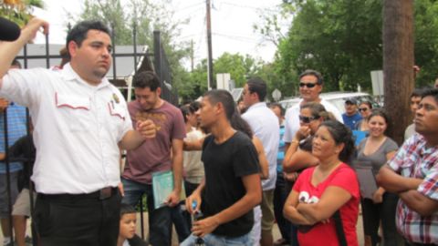 Muchas personas esperaron horas en largas filas afuera del Consulado de México en Houston para tramitar pasaporte y utilizarlo como identificación en la solicitud de Acción Diferida.