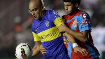 Santiago Silva (izq.) atacante de Boca Juniors es celosamente marcado por  Lisandro López jugador del Arsenal de Sarandí.