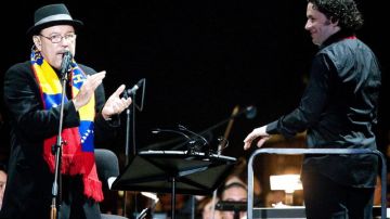 Rubén Blades y Gustavo Dudamel (der.) durante un concierto.