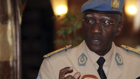 El jefe de la Misión de Apoyo de la ONU en Siria (UNSMIS), el general Babacar Gaye, en rueda de prensa en Damasco, Siria.