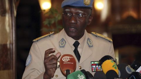 El jefe de la Misión de Apoyo de la ONU en Siria (UNSMIS), el general Babacar Gaye, en rueda de prensa en Damasco, Siria.