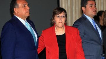 El mandatario de Honduras, Porfirio Lobo (i), junto a la embajadora de EEUU en el país, Lisa Kubiske (c).