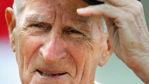 Johnny Pesky en su última visita al Fenway Park de Boston.