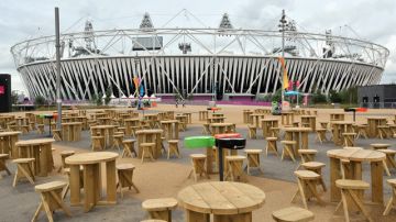 Las mesas y butacas ubicadas en las afueras del Estadio Olímpico, que se vieron colmadas de público, están vacías y serán removidas.