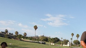 Héctor Rodriguez (i), y  George Rodríguez visitan la tumba de su hermano, César Rodríguez, en el cementerio Rose Hills.