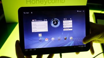 Una tableta Xoom de Motorola Mobility, compañía que verá como disminuye su plantilla laboral.