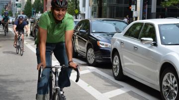 Construirán 34 kilómetros de nuevos carriles para ciclistas en Chicago. En la foto Andrés Alvear, de la Active Transportation Alliance