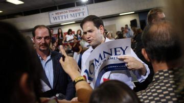 El senador por Florida de origen cubano, Marco Rubio, hizo ayer campaña junto a Romney en Miami.