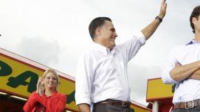 Mitt Romney (i) y su hijo Craig, durante la reunión con sus seguidores en "El Palacio de los Jugos",  un restaurante latino en Miami, Florida.