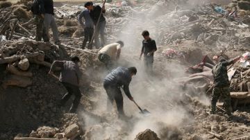 Iraníes buscaban aún supervivientes entre las ruinas de los edificios destrozados por los dos sismos.