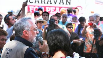 Javier Sicilia junto a integrantes de la caravana, durante un acto en Placita Olvera en Los Ángeles, California.
