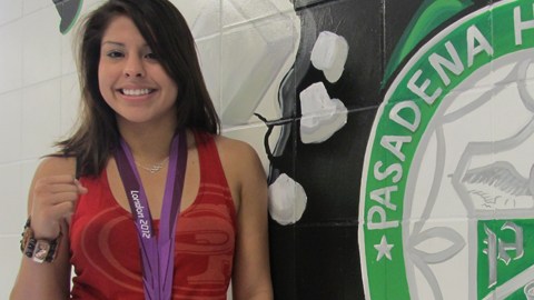 Marlen Esparza visitó la preparatoria Pasadena, donde estudió, tras regresar con su medalla de bronce en boxeo olímpico en Londres 2012.