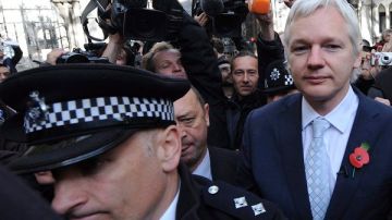 El fundador del portal WikiLeaks Julian Assange (c) sale del Tribunal Superior de Londres.
