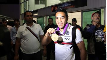 Marco Fabián, quien presume su oro olímpico al llegar a Guadalajara, no dejará a Chivas para irse a Europa, según Vergara.